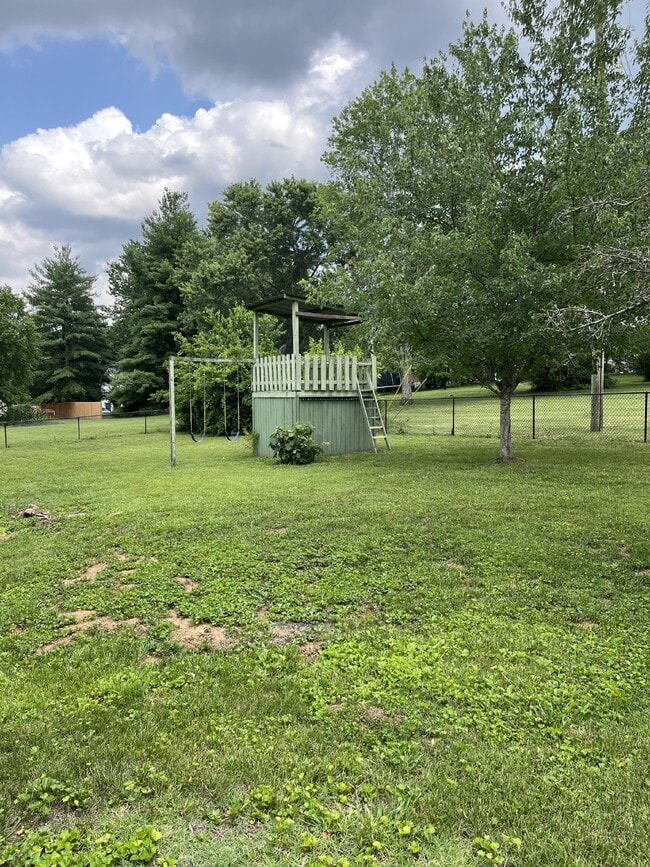 Building Photo - 810 Davis Dr