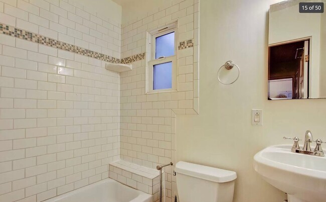 Building Photo - Charming 3 bed / 2 bath Home Across from Oak Park!