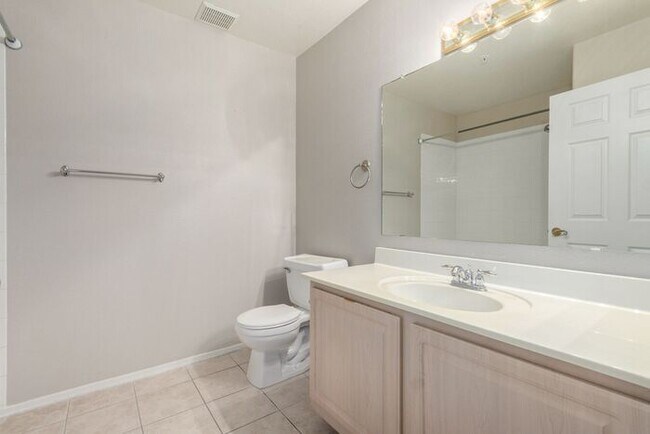 Building Photo - 2-bedroom 2 bath condo in Gated Community ...