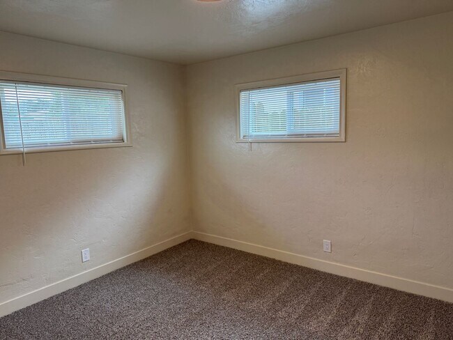 Building Photo - Seaside Home