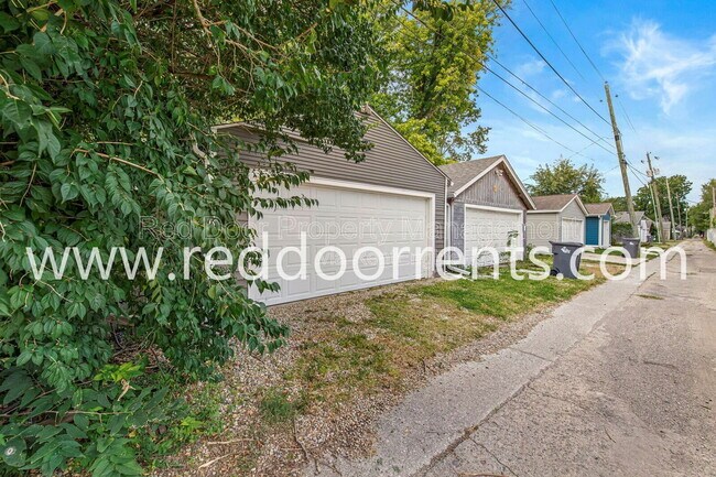 Building Photo - 2028 Hoyt Ave