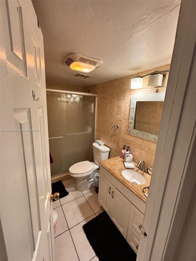 Building Photo - 2565 W 56th St