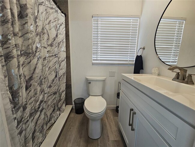 Building Photo - 806 S Solandra Dr