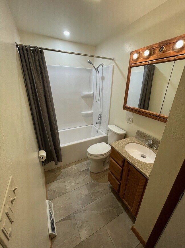 Building Photo - 1/2 Off First Month's Rent! - Newly remode...