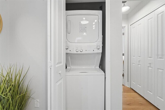 Building Photo - 1408 E Ridgewood St