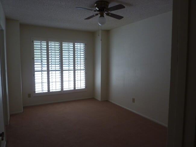 Building Photo - 1468 N Woodside Rd