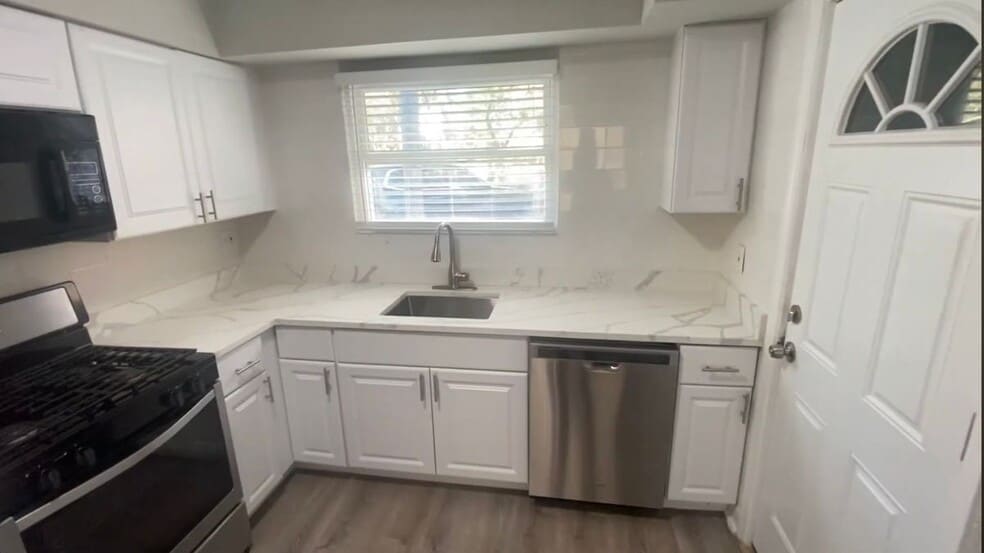 Building Photo - 1321 W Sherwin Ave