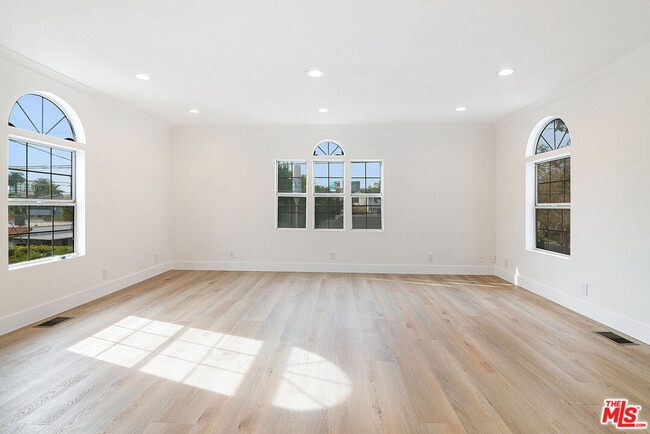 Building Photo - 466 S Orlando Ave