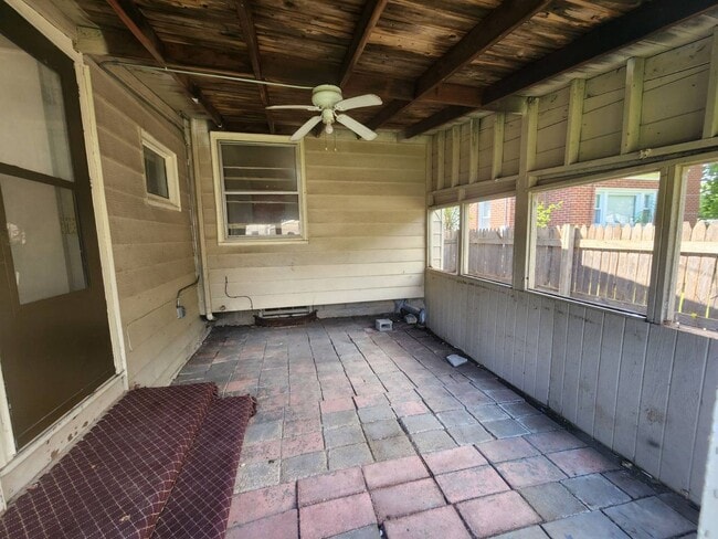 Building Photo - Nice 2 Bedroom Single House with Garage Available NOW