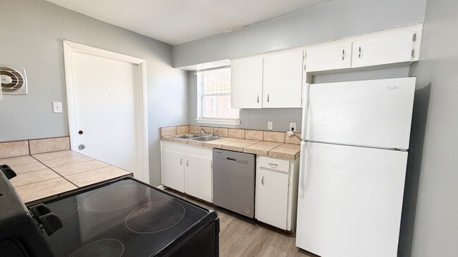 Building Photo - Kentwood Apartments