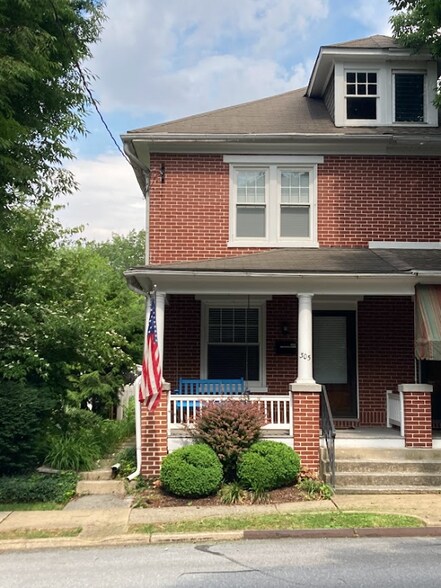 Building Photo - 305 S Cedar St