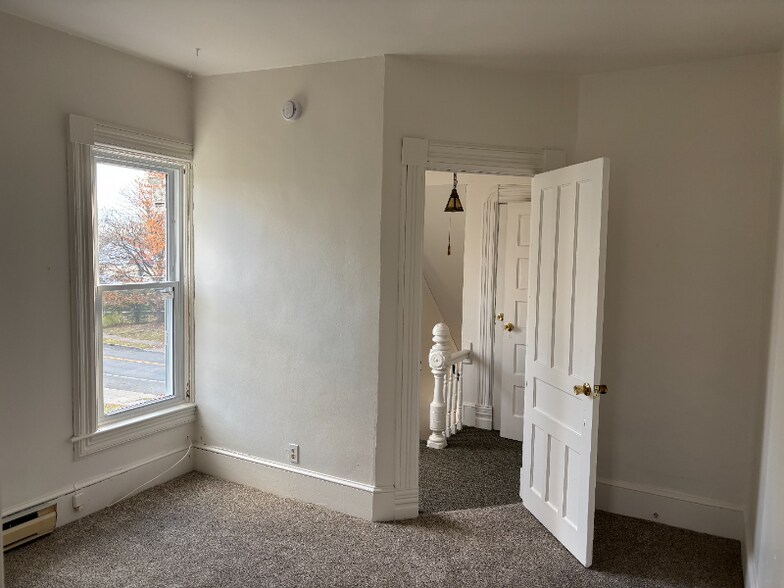 Building Photo - 174 Main St