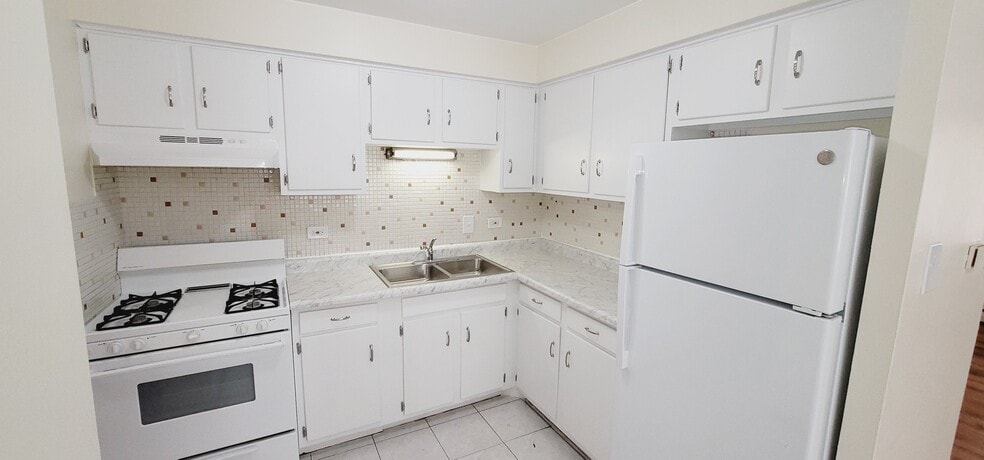 Building Photo - 5835 W 63rd St