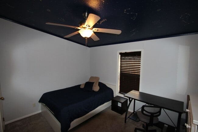 Building Photo - 5-Bedroom Home located in Railroad Springs