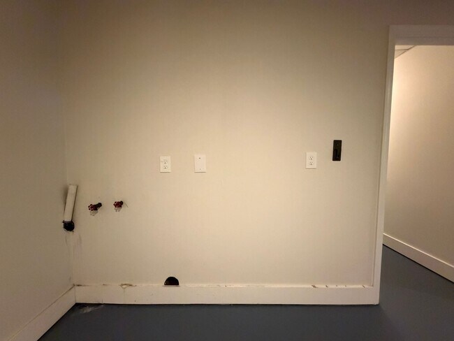 Building Photo - Large 4/2 with finished basement/bonus room- $1,895