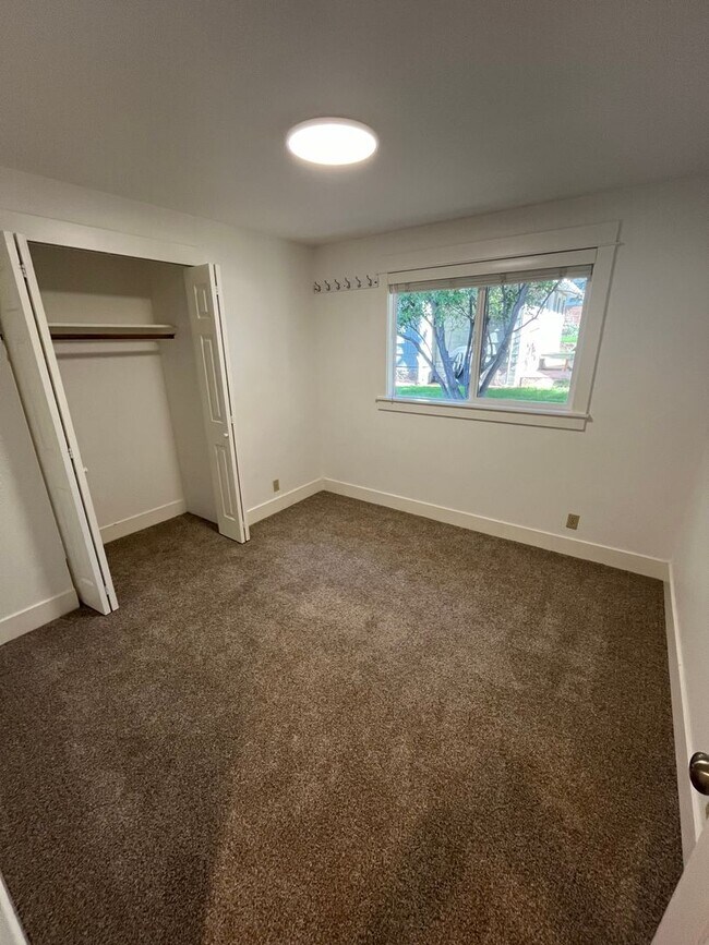 Building Photo - Charming Three Bedroom Home on Bend's West...
