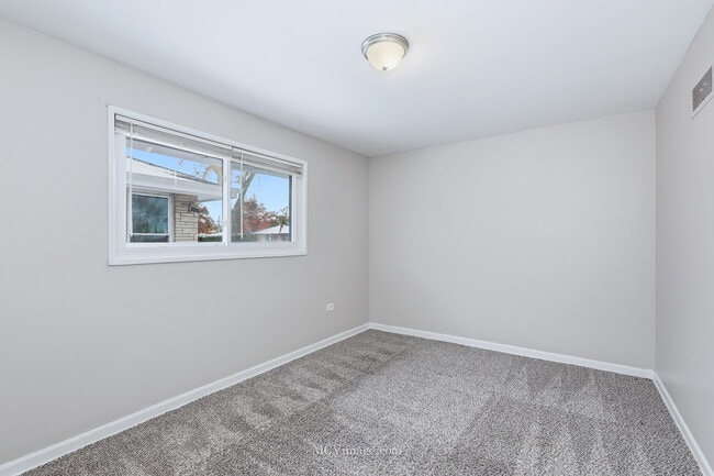 Building Photo - 14631 Kimbark Ave