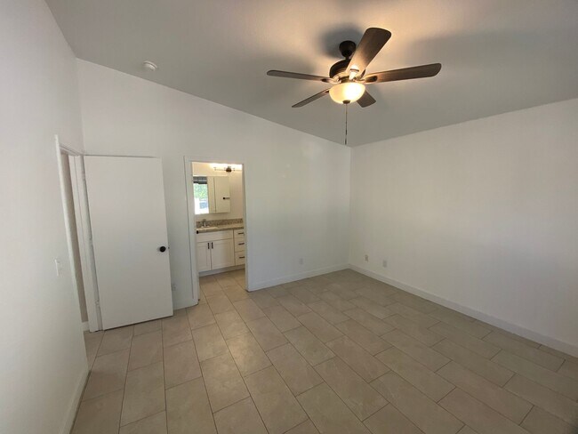 Building Photo - Renovated Super Sharp 3 bedroom, 2 bathroo...