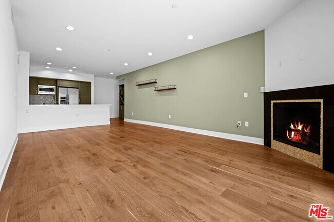 Building Photo - 7133 Hawthorn Ave