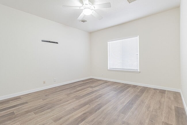 Building Photo - 213 Tapwood Ln