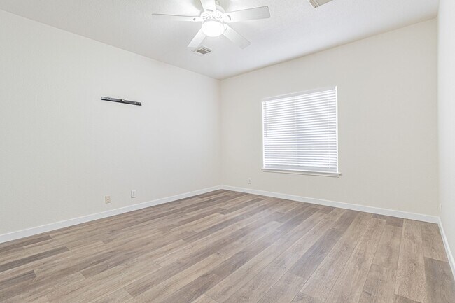 Building Photo - Adorable 1 story 4 bedroom 2 Bath with 2 car garage