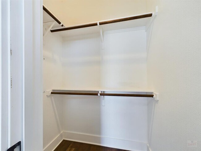 Building Photo - 1402 W 51st St