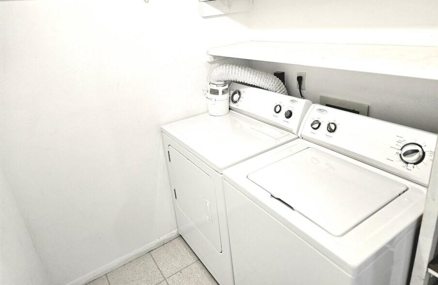 Building Photo - 3032 SW Lydia Ave