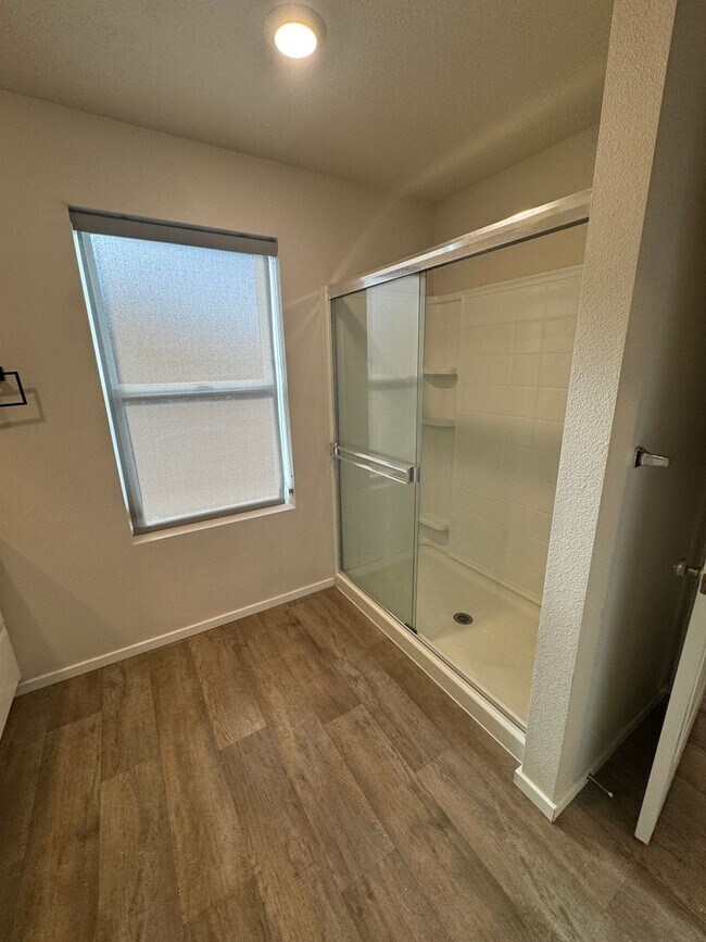 Building Photo - 4 Bedroom, 2.5 bath, newer home in desirable location!!