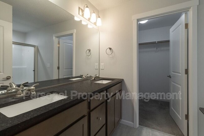 Building Photo - 5705 NE 59th Way