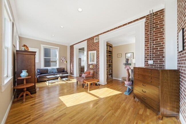 Building Photo - 215 W Norma St