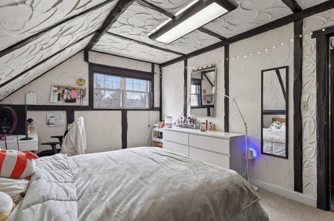 Building Photo - 178 Exeter Rd