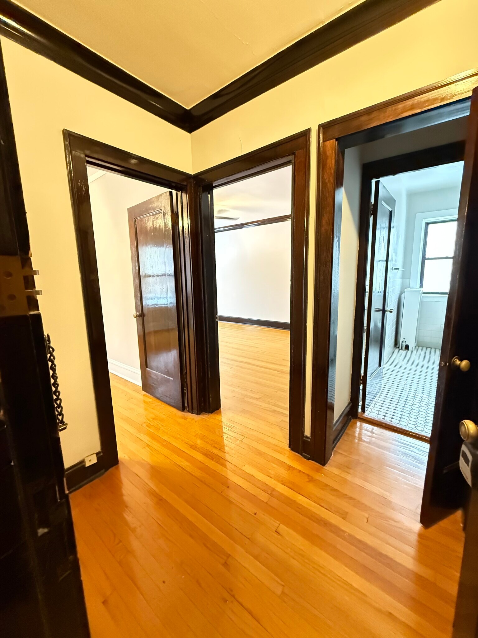 Building Photo - 5069 N Wolcott Ave