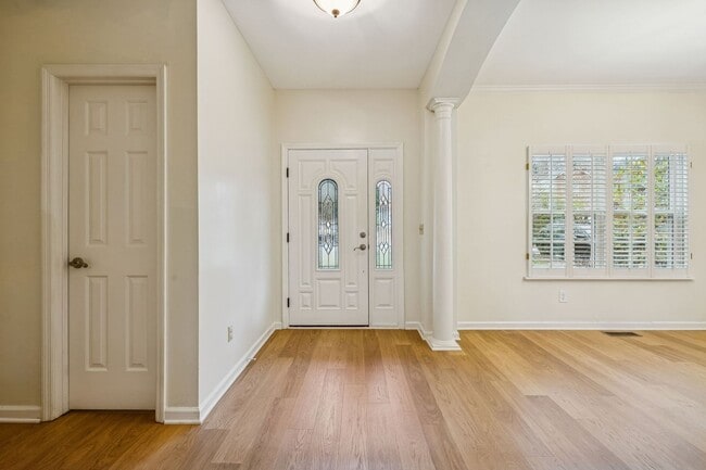 Building Photo - Discover exceptional convenience and comfort