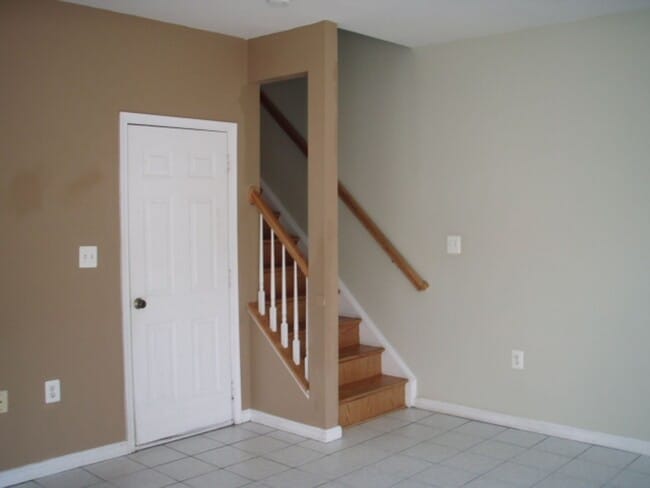 Building Photo - Beautiful 3 Bed 2.5 Bath End-Unit Brick To...