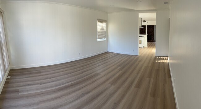 Living Room/Entry - 1919 Voorhees Ave