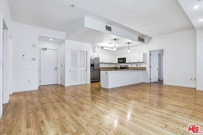 Building Photo - 630 W 6th St
