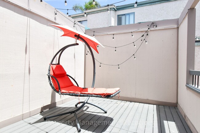 Building Photo - Renovated 2 Bedroom, 2.5 Bath Townhome