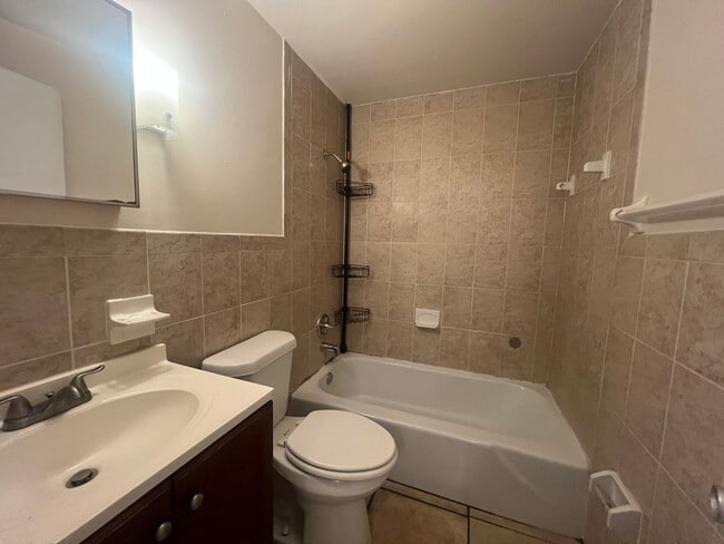 Building Photo - Renovated Beautiful 2 Bed 1.5 Bath Townhom...