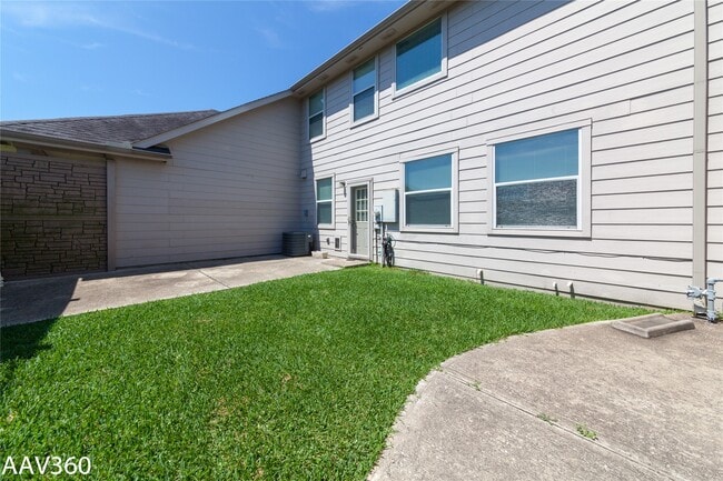 Building Photo - 2943 Meadowglen Crest