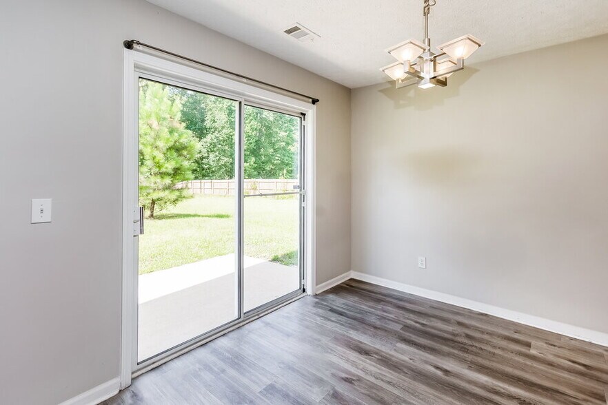 Building Photo - 205 Silver Ridge Dr