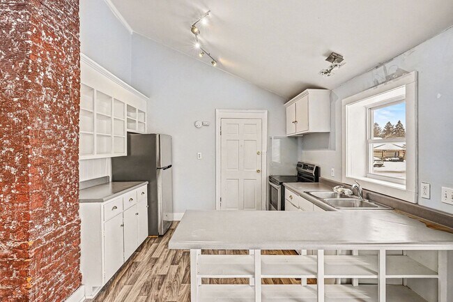 Building Photo - 501 Main St