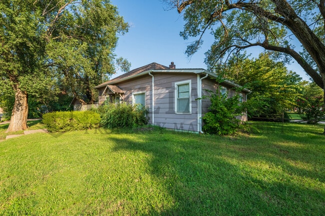 Building Photo - 301 N Spruce St