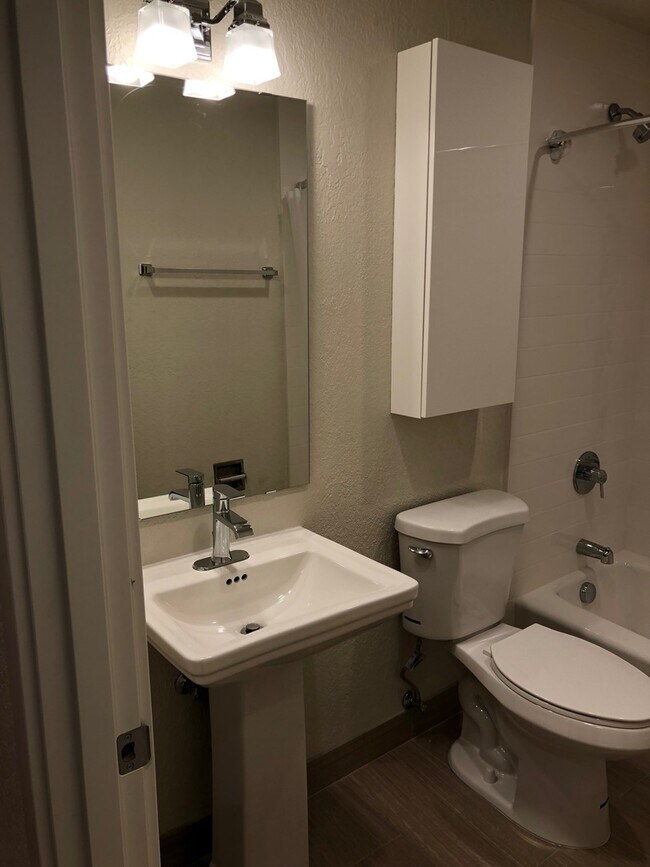 Building Photo - Like New Modern 2BD First Floor New Hardwo...