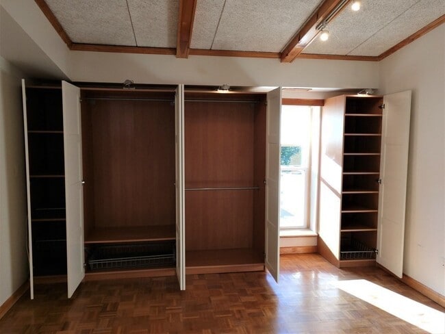 Building Photo - 20 Broadlawn Dr