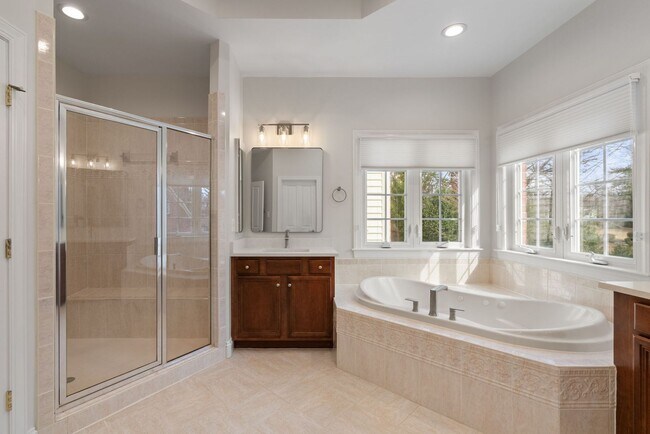 Building Photo - Stunning 4 level detached home close to the Mosaic District in Fairfax!
