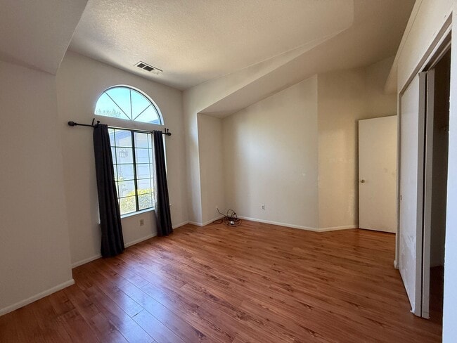 Building Photo - Get $400 Off Your 1st Month's Rent