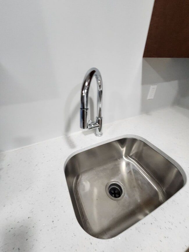 Building Photo - Beautifully Renovated PHA Voucher Accepted Property