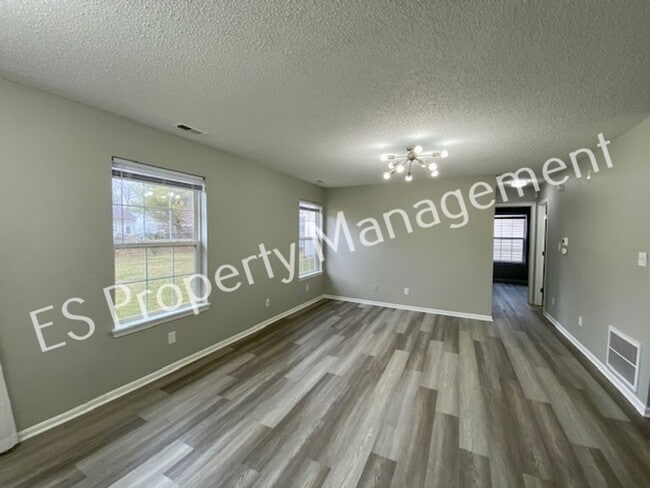 Building Photo - Stunning 3 Bedroom 2 Bath in SouthWest River Run Neighborhood!