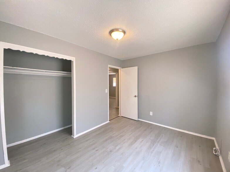 Building Photo - 6617 S Phillips Ave