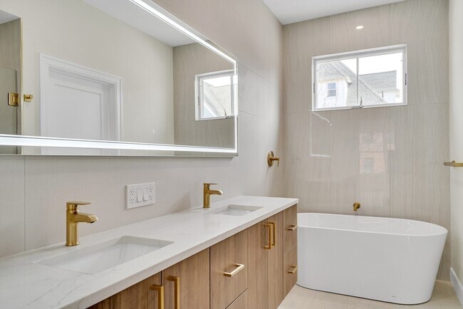 Building Photo - 77 Thorndike St